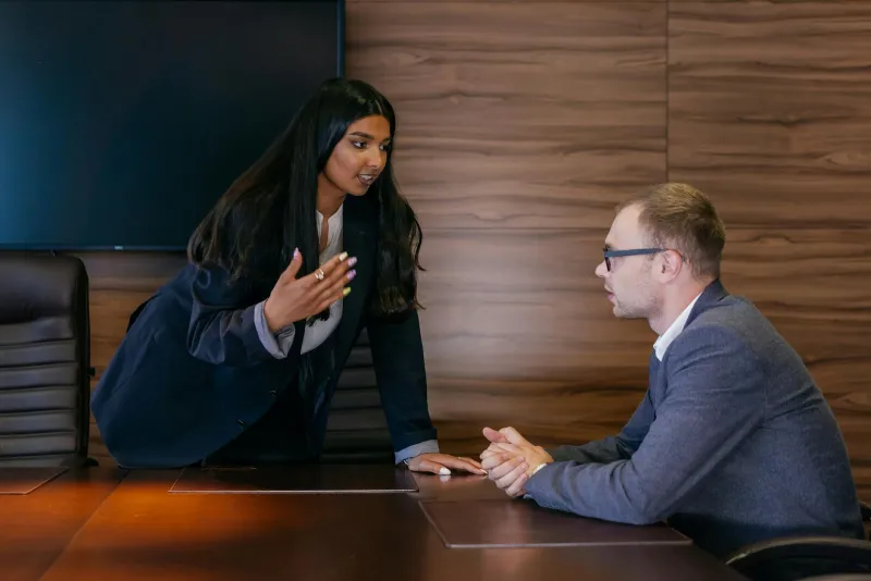 Zwischen den Zeilen lesen: Wie Sie versteckte Ablehnungssignale in deutschen B2B-Verhandlungen entschlüsseln